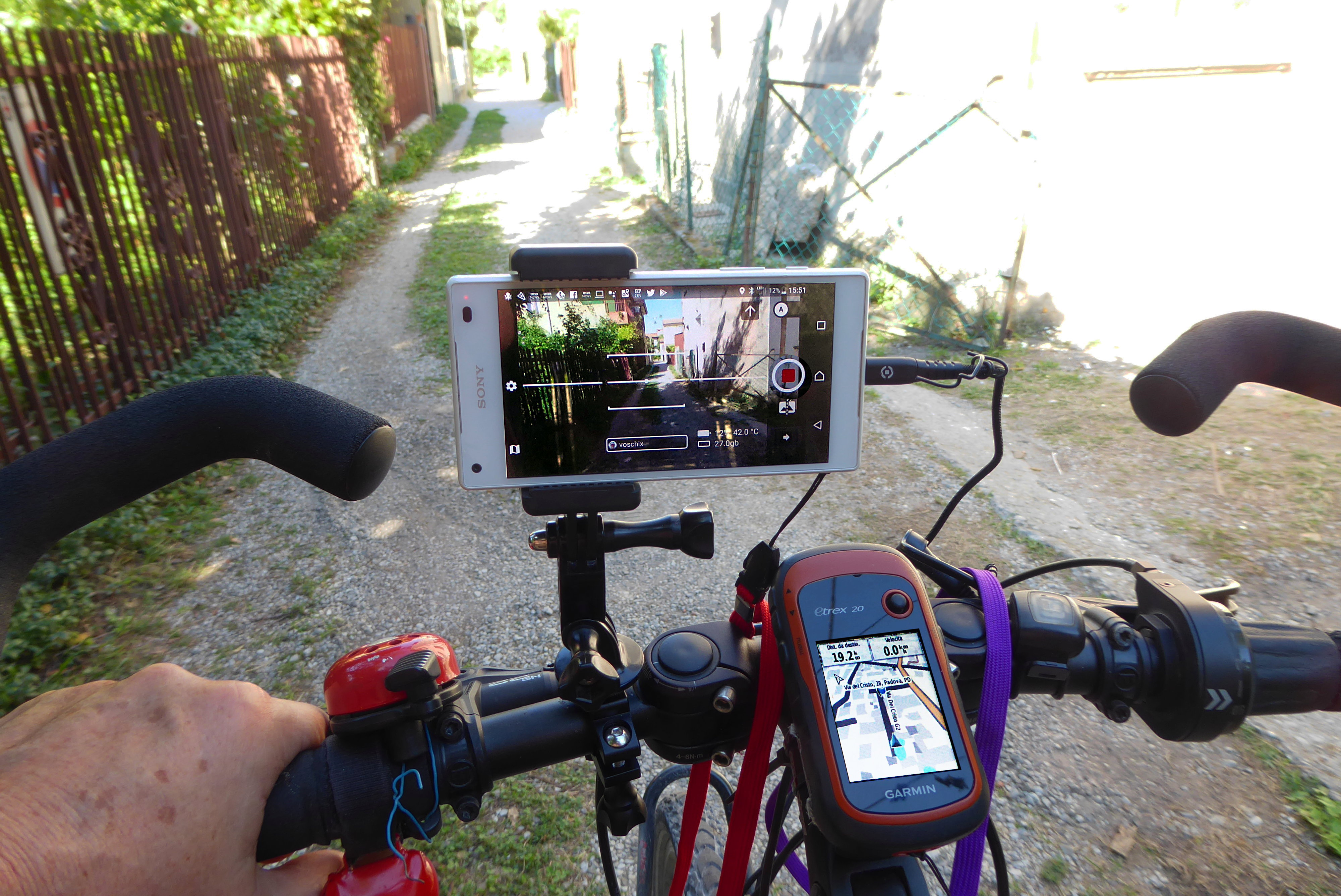 スマートフォンで地図を見ながら旅先を移動する様子