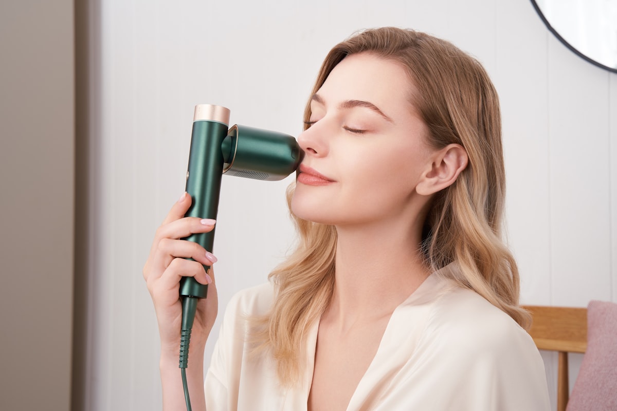 LED美顔器でスキンケアをしている女性のイメージ