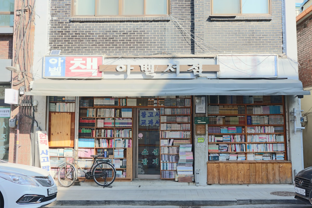 ハングルのテキストとノートを広げて韓国語を勉強する様子