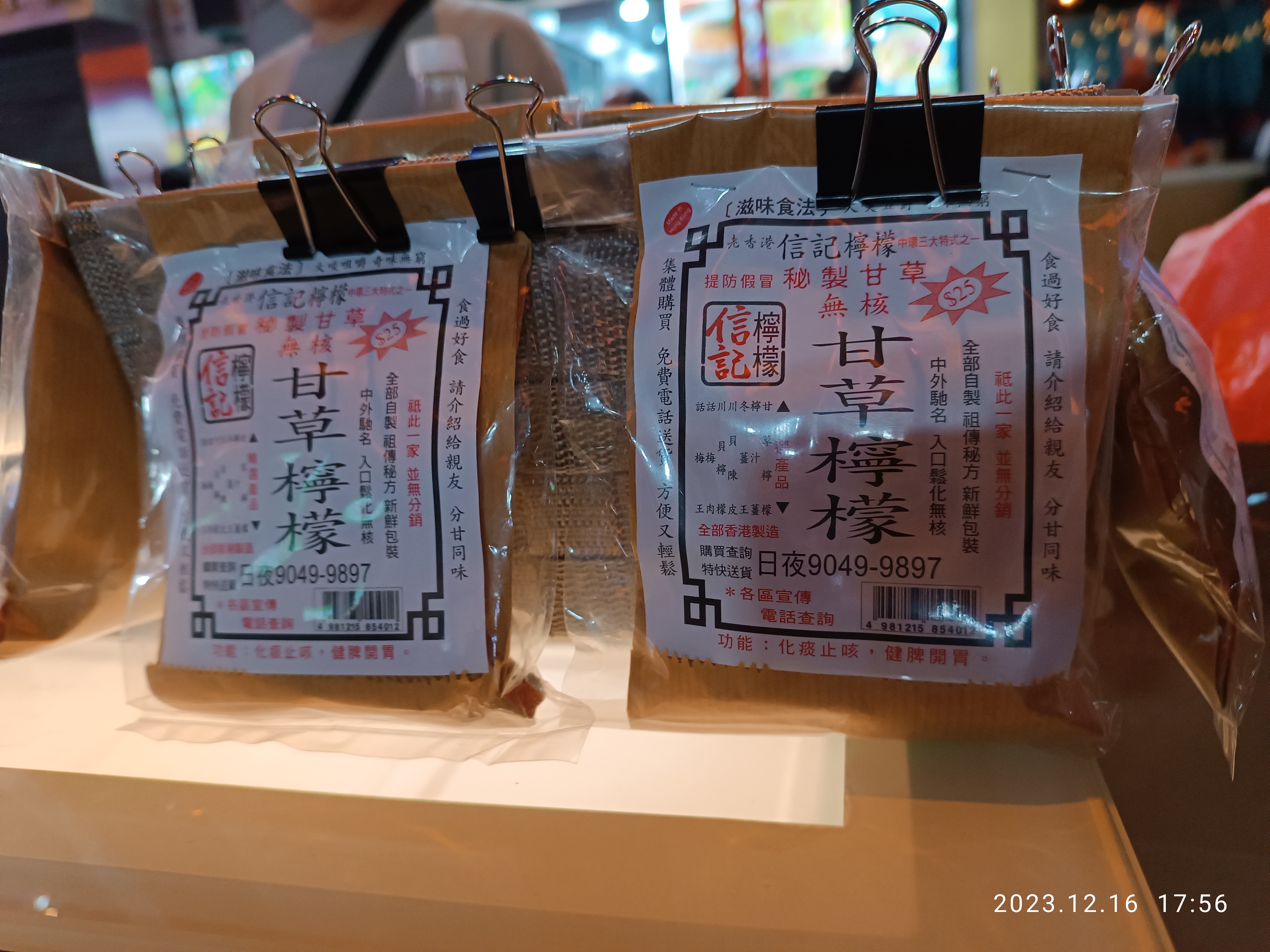 夜の市場に並ぶ屋台