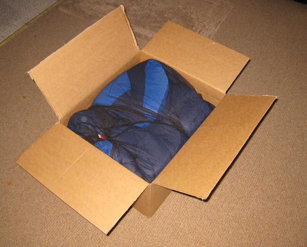 玄関先に届いた宅配用の段ボール箱