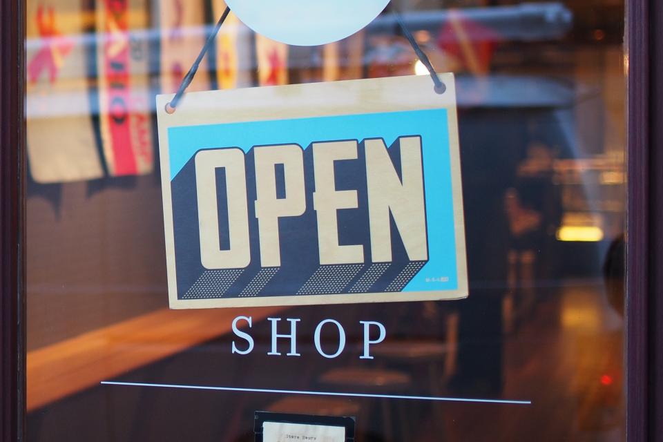 店の入り口に掛けられた営業中の看板
