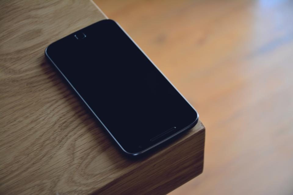 机の上のスマートフォン