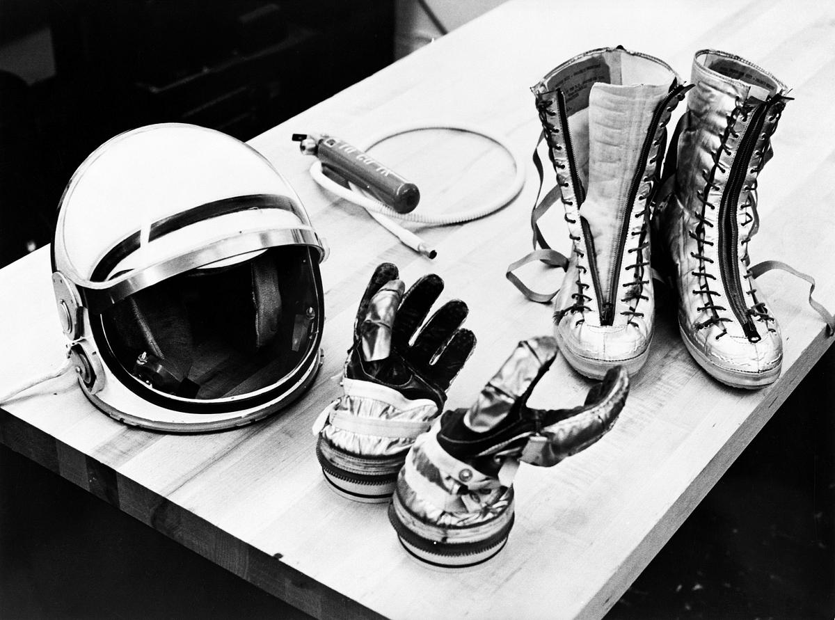テーブルの上のヘルメットとグローブ