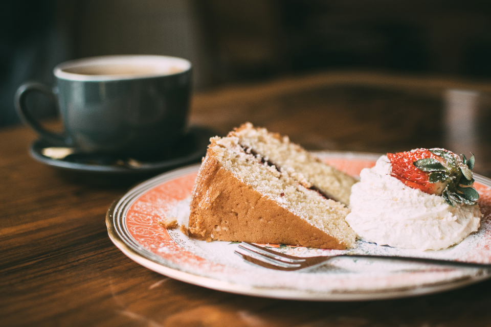 皿に盛られたケーキ