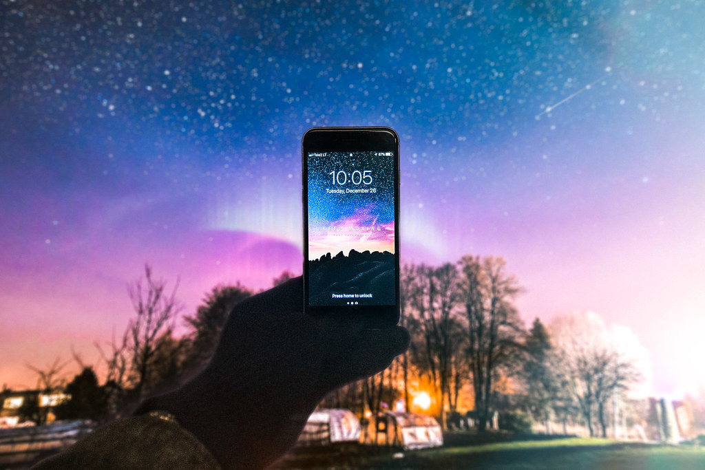 画面が真っ暗なスマートフォンを手に持っている様子