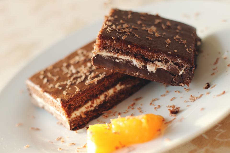 皿に盛られたチョコレートのデザート