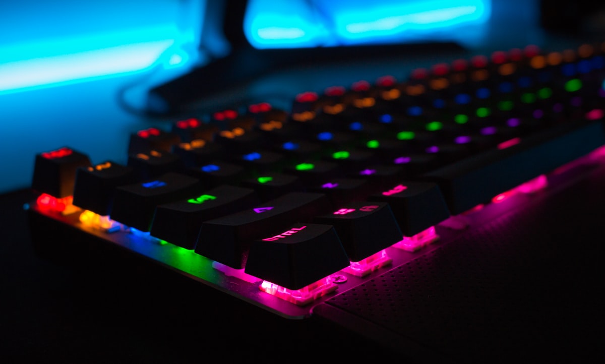LEDに彩られたゲーミングPCのデスク環境