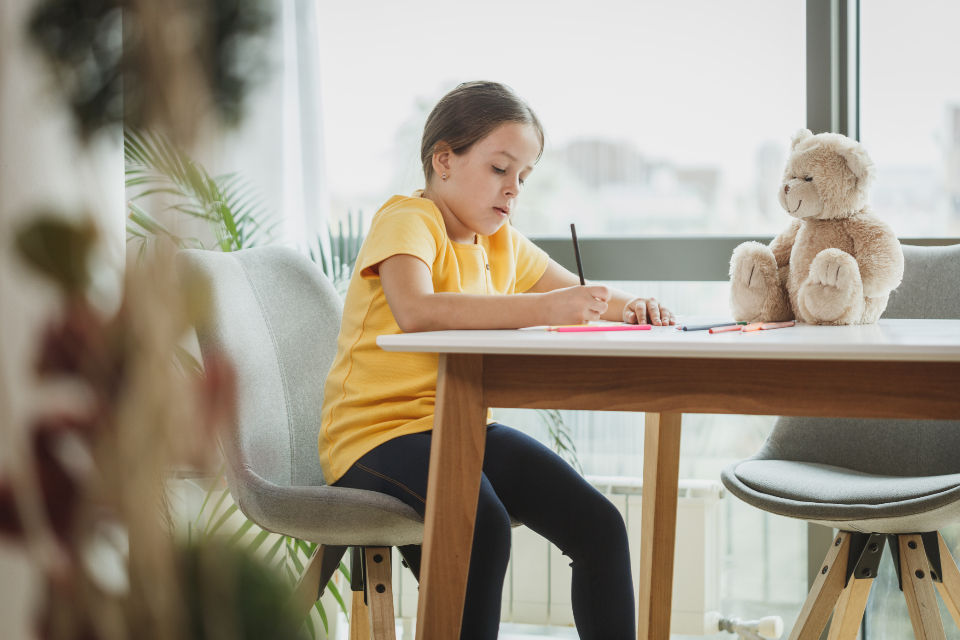 自宅の机で学習する子ども