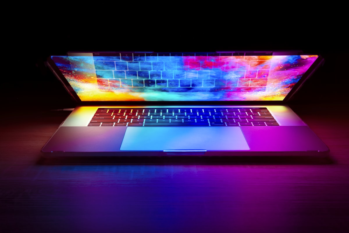 光回線の契約条件をタブレットで確認しながら検討している様子