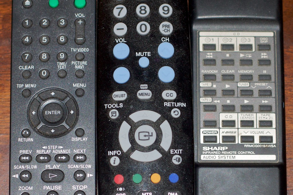 テーブルに置かれた古い電子機器