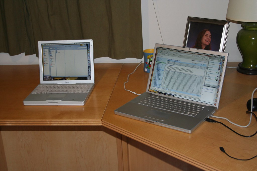 机の上の通信機器
