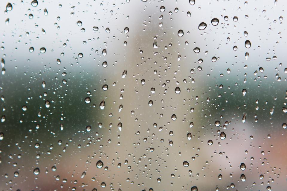 窓ガラスについた雨のしずく