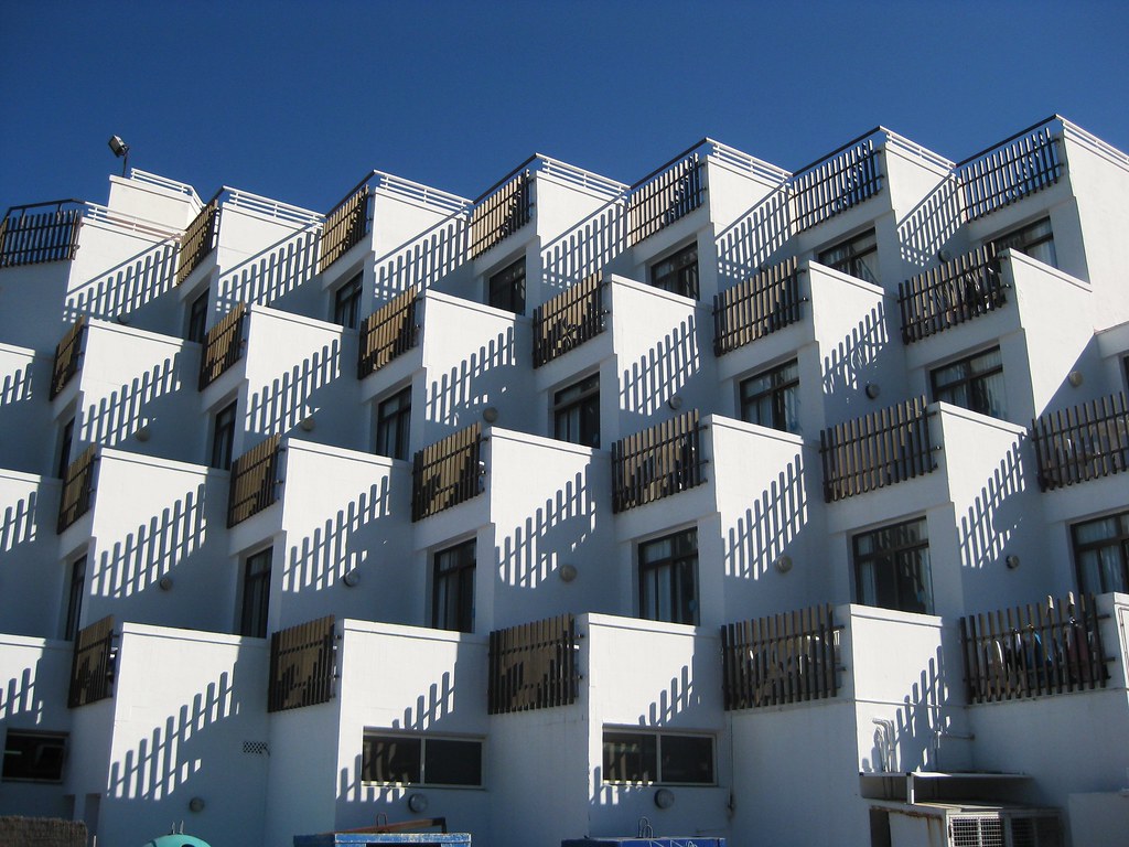 集合住宅のバルコニーが並ぶ外観