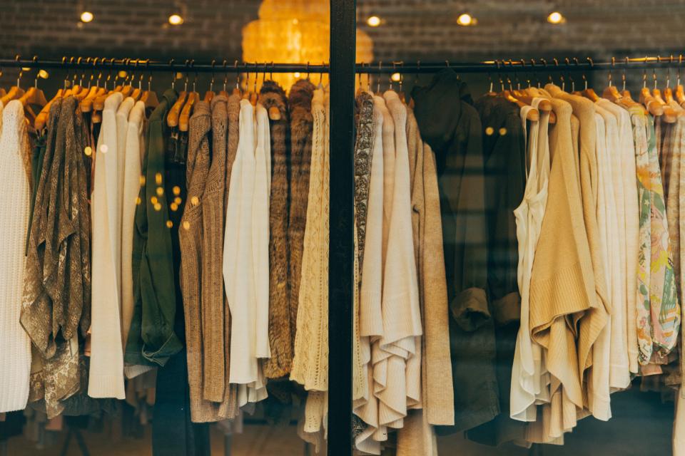 店内に並ぶ洋服のラック