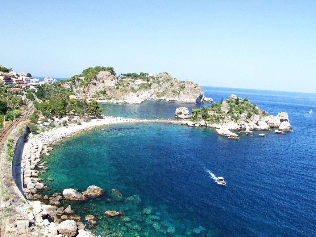 海沿いのリゾートホテルとビーチの風景