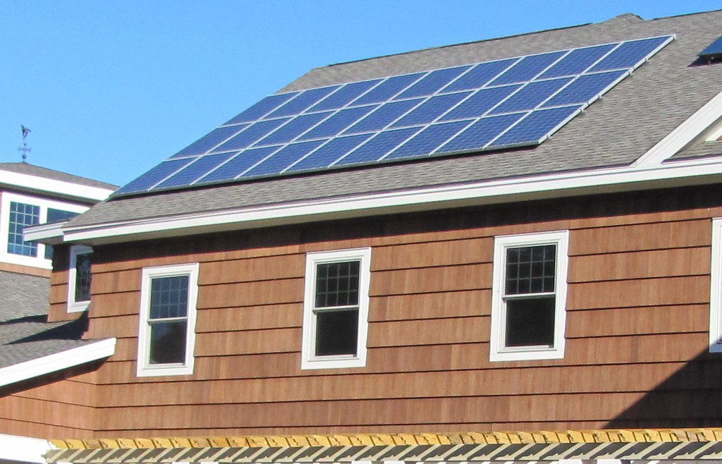 住宅の屋根に設置された太陽光パネル