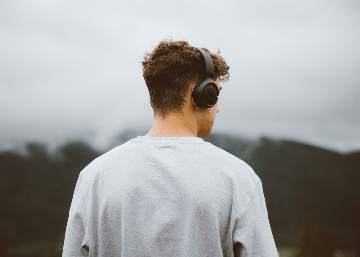 スマートフォンとイヤホンで音声学習をする様子