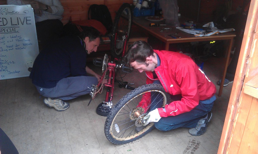 自転車の整備をしている様子