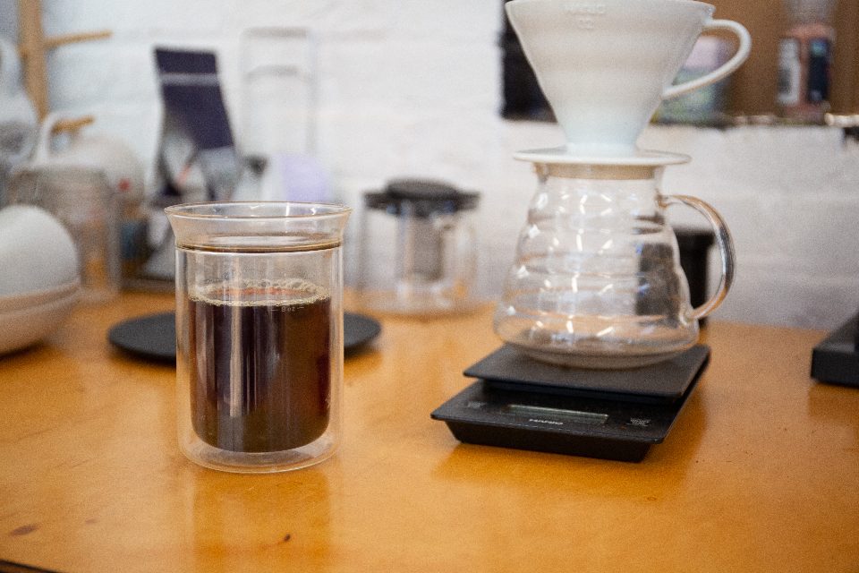 湯を注いでコーヒーを淹れているところ