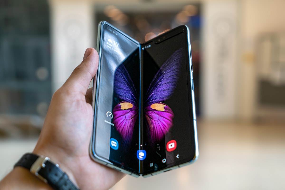 SIMフリースマートフォンを操作する手元