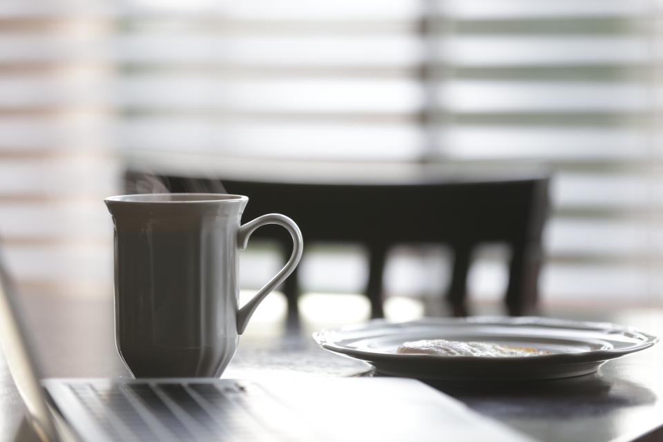 朝のノートパソコンとコーヒー