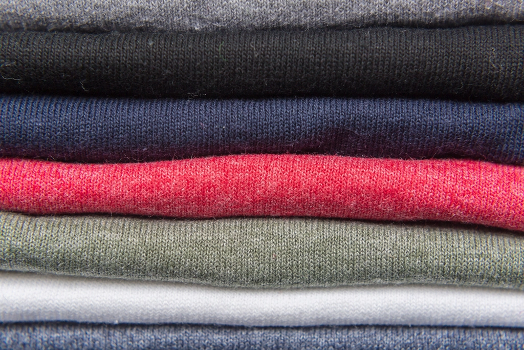 たたまれたTシャツの山