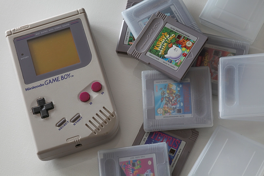 棚に並んだレトロゲームのカセット