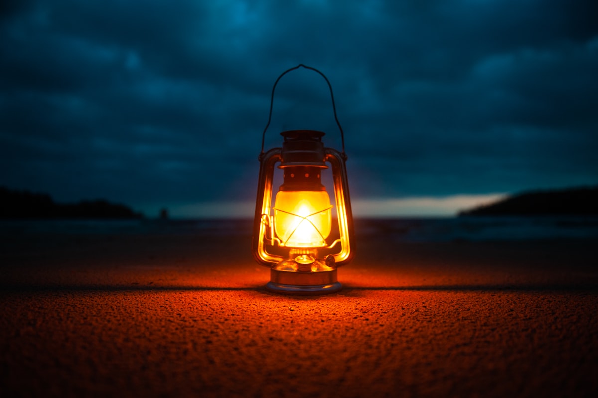 夜間にLED懐中電灯で足元を照らす様子