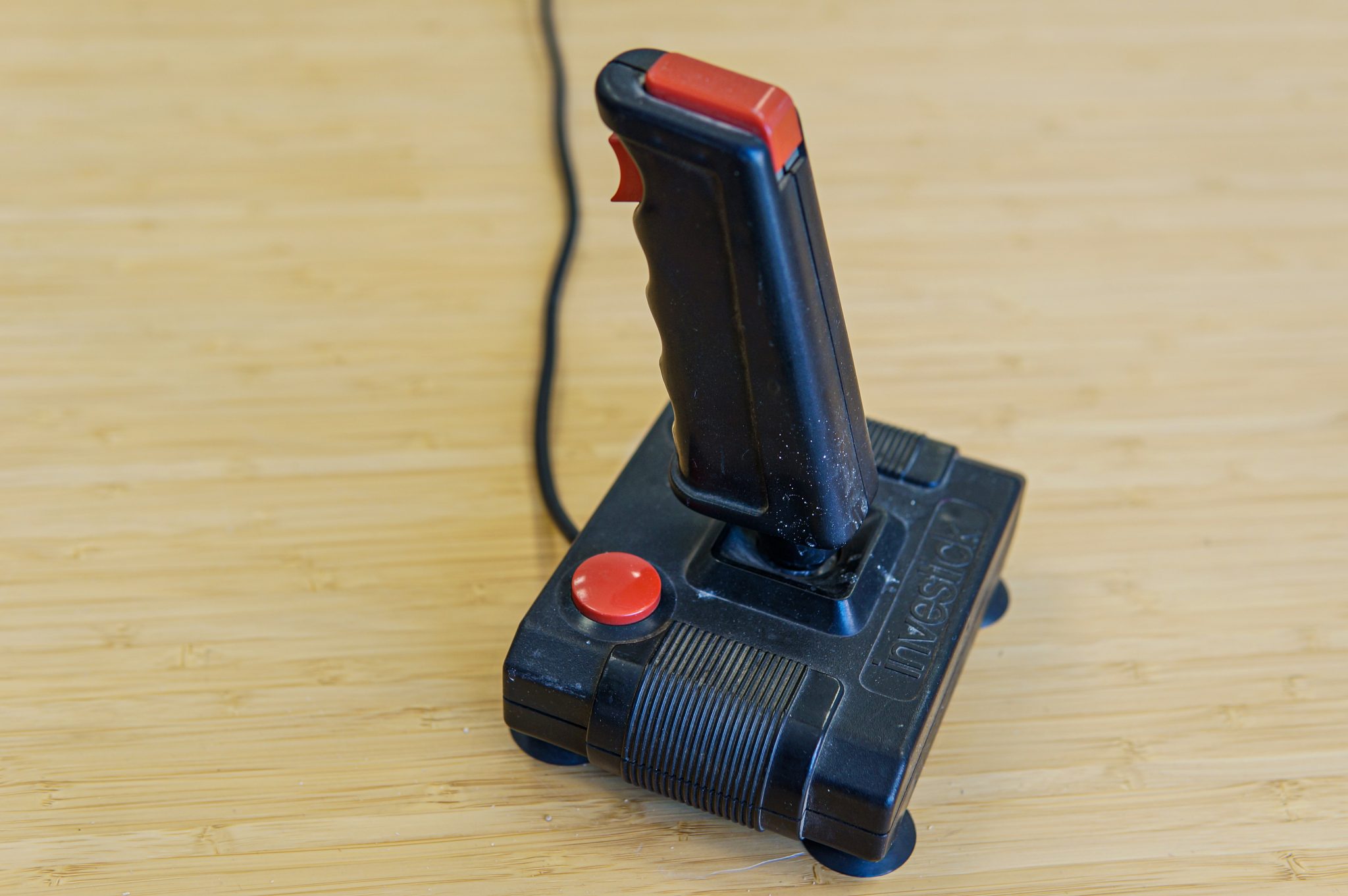 テーブルの上のゲームコントローラー