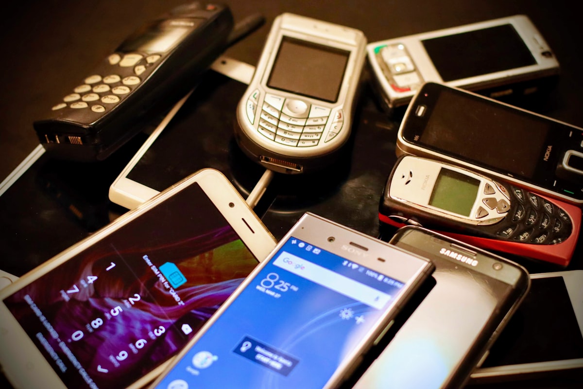 スマートフォンの購入前にスペックを比較する様子