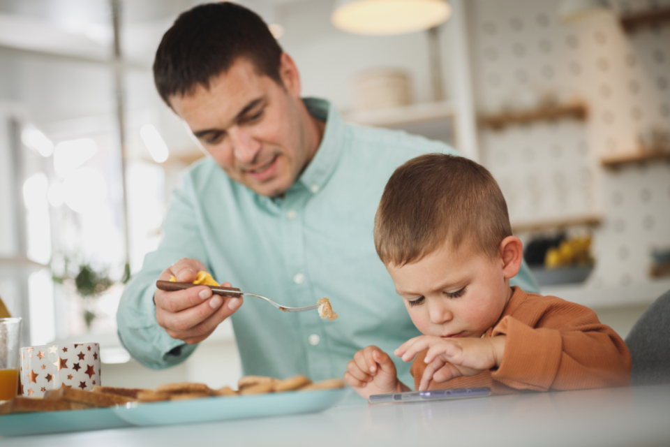 子どもに食事をあげる場面