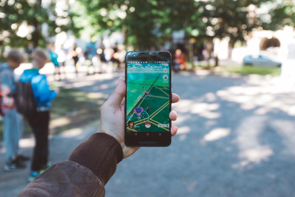 スマートフォン用のゲームコントローラー