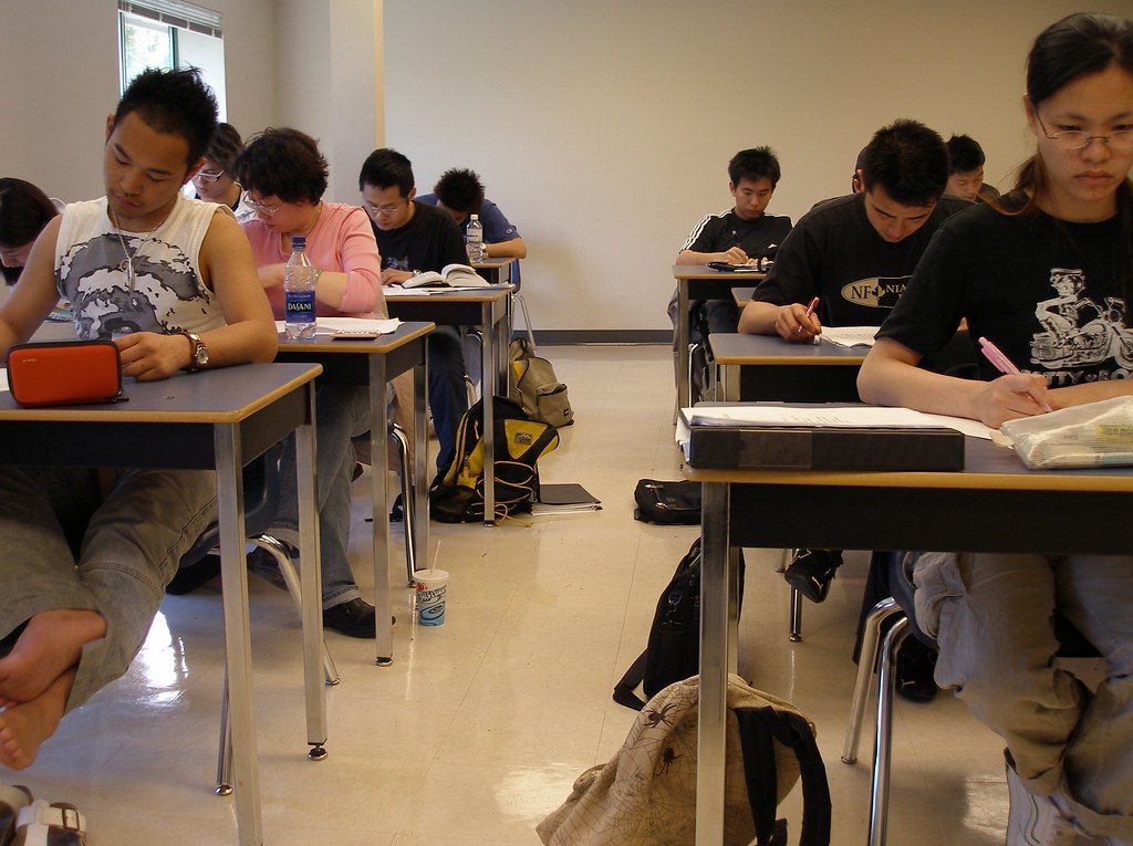 机に向かう学生