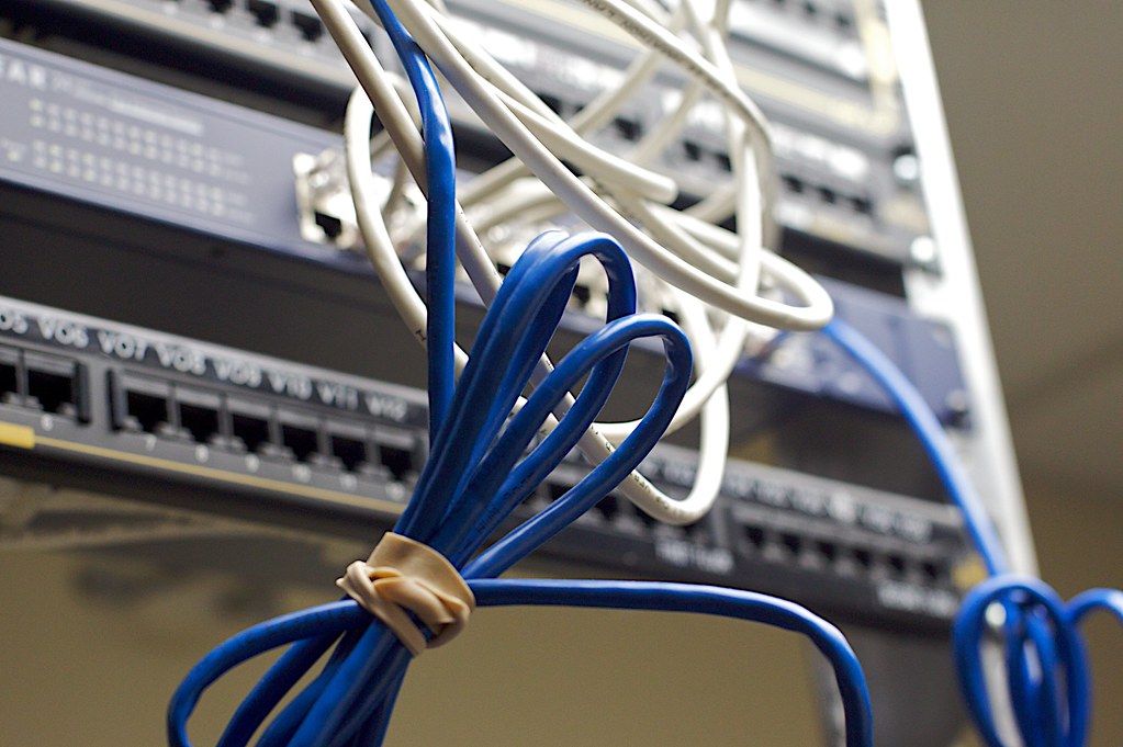 自宅に設置されたインターネット用のルーターとケーブル