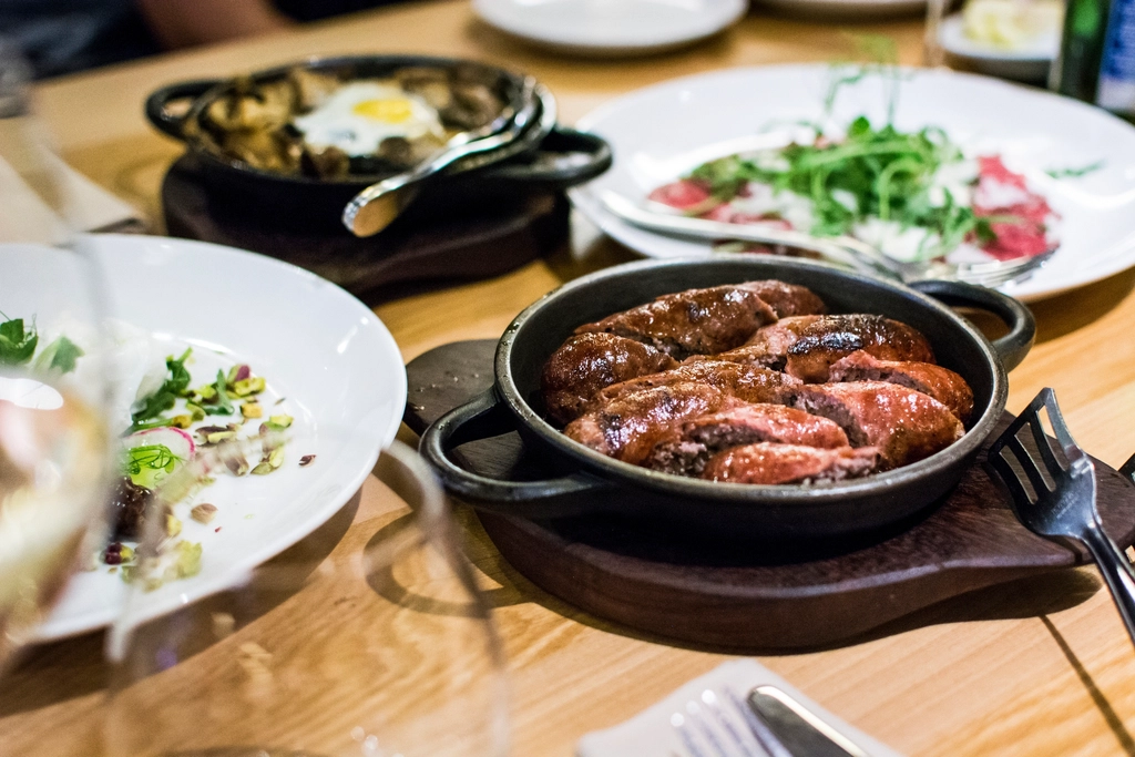 皿に並べられた牛肉