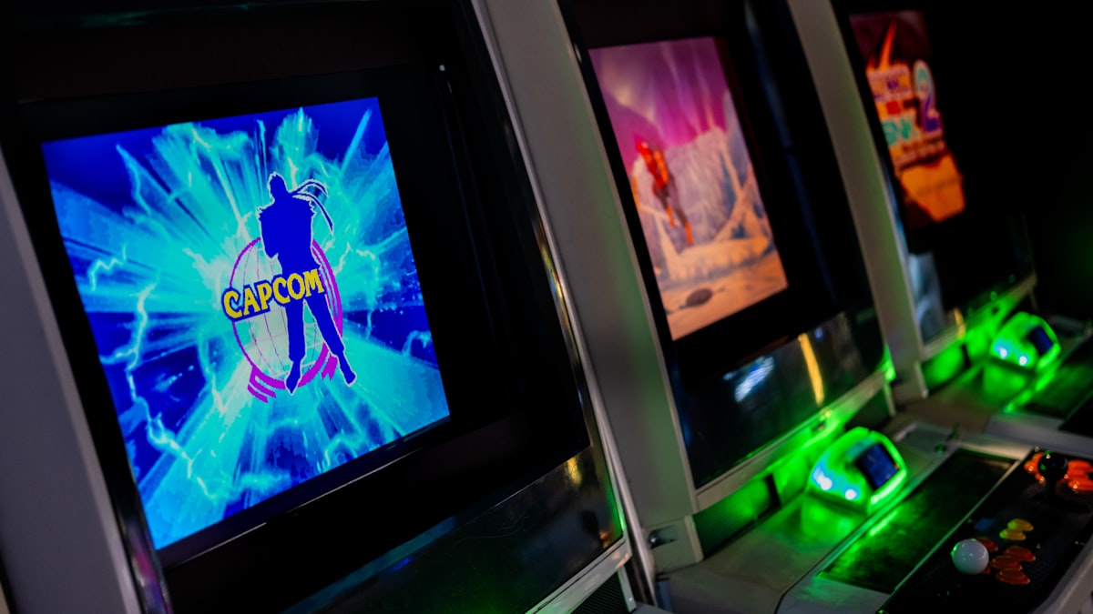 ゲーム開発の現場で複数のモニターに向かうクリエイターたち