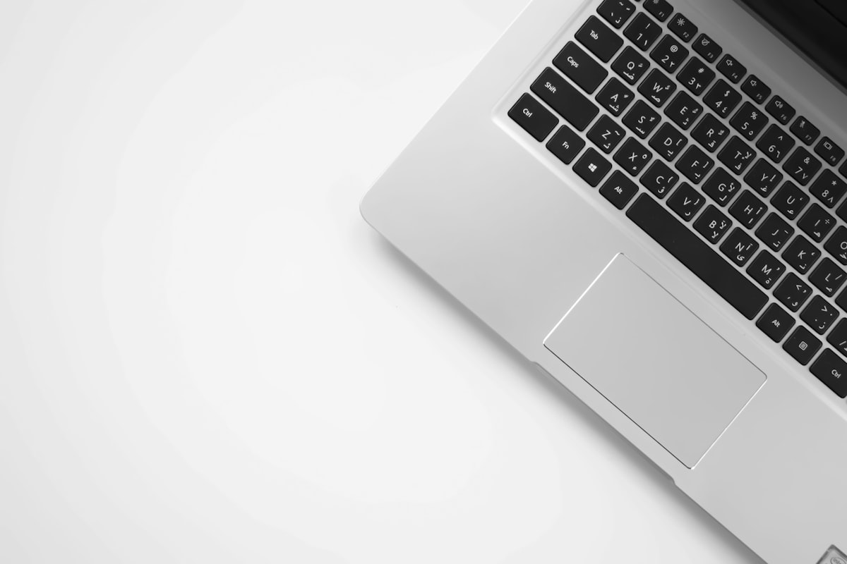 ノートパソコンのスペック表を比較検討する様子