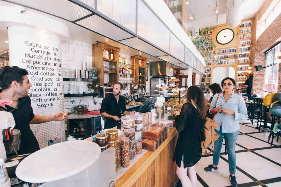 スマートフォンで自分の店の情報を確認する人