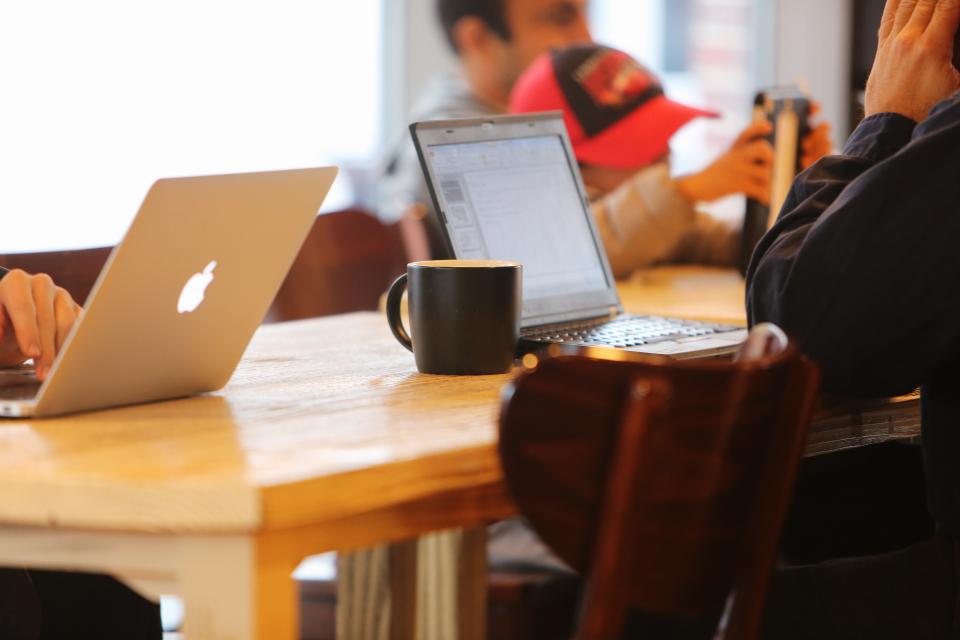 チームでタスクの一覧を確認している様子