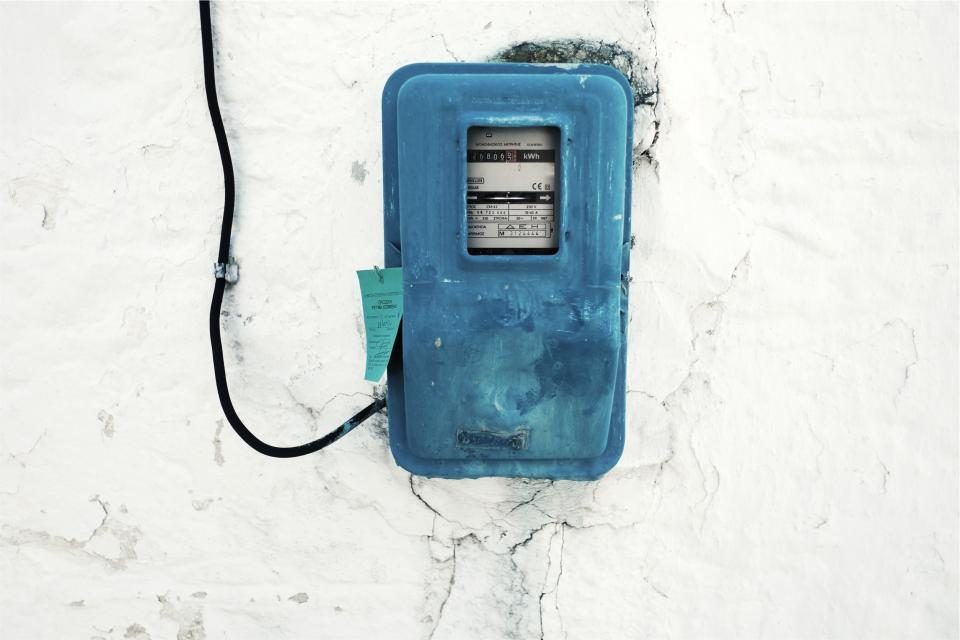 壁に取り付けられた電力メーター
