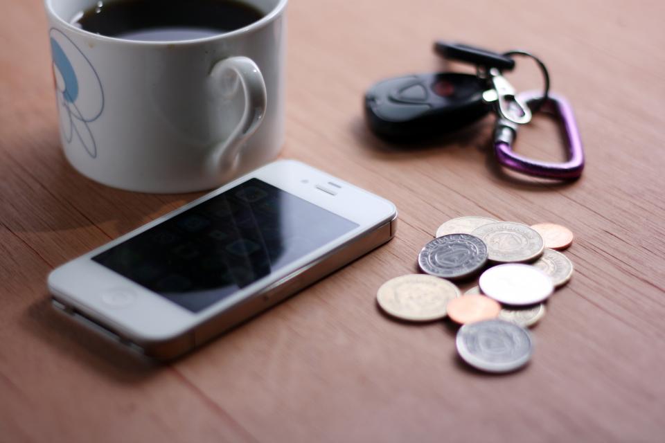 テーブルの上の鍵と携帯電話