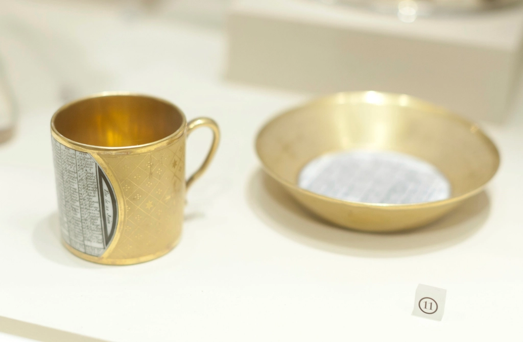 キッチンのテーブルに置かれたカレンダーとコーヒー